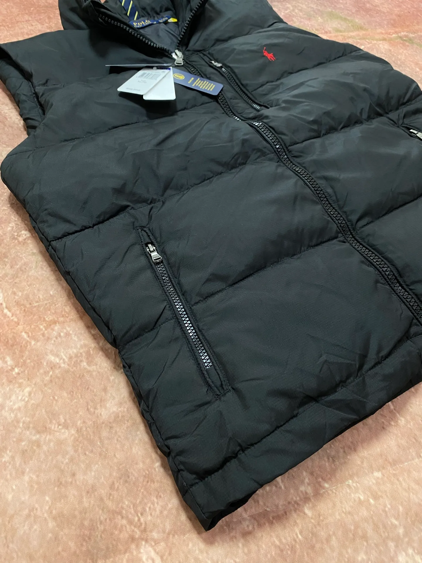 P560 Rah Lauren embroidered down vest (top version of pure down) 100% pure down, a classic and evergreen style, the same model used by celebrities and internet celebrities to keep out the cold, made from fabrics, fillings to auxiliary materials, all-round benchmarking against the original quality. It uses an imported Behringer embroidery machine, 10,000-needle electric embroidery technology, and imported No. 7 needles and embroidery thread to create a full, three-dimensional, clear-textured polo logo on the chest, which can be called a "moving texture badge." Double-layer locked velvet interior, bid farewell to the worry of velvet running away. The inner lining adopts a nylon double-layer sealed velvet structure to strictly prevent velvet drilling. The hem has a built-in adjustable drawstring, making it more windproof and cold-proof. Paired with customized size 8 YKK zipper, a must-have item for autumn and winter. Color Black, Navy Blue, Black Glossy Size m-xxl